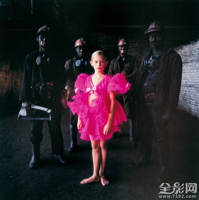 用人物肖像表现社会性话题作文 论人物肖像的性格刻划