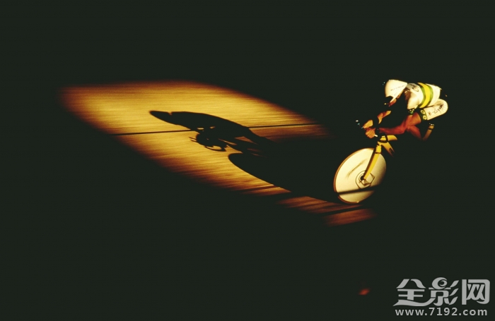 跟随摄影师一起探寻运动员背后的故事作文 摄影师跟着运动员跑