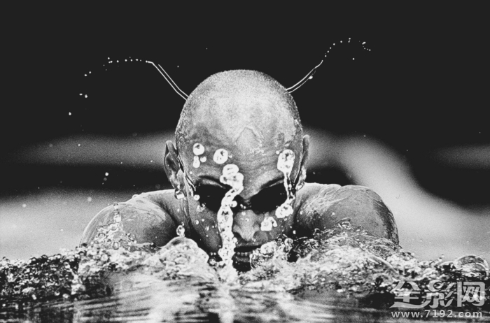 跟随摄影师一起探寻运动员背后的故事作文 摄影师跟着运动员跑