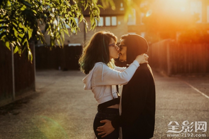 情侣怎么撒狗粮- 情侣秀恩爱撒狗粮视频怎么拍