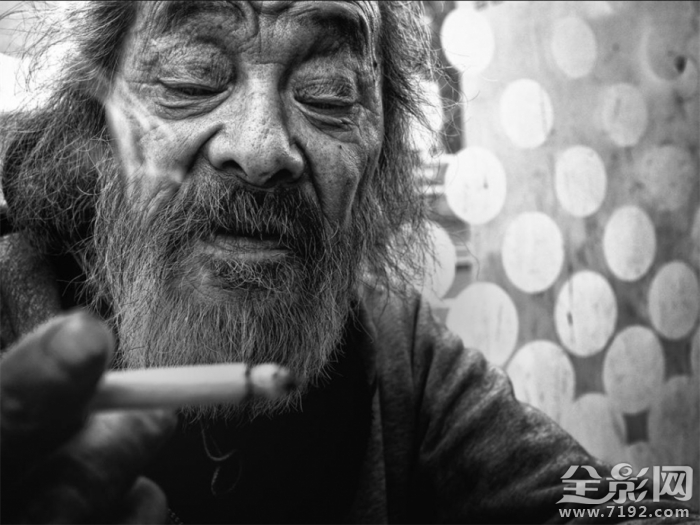 以独特的视角记录着城市角落发生的一切事件 以独特的视角写一篇游记