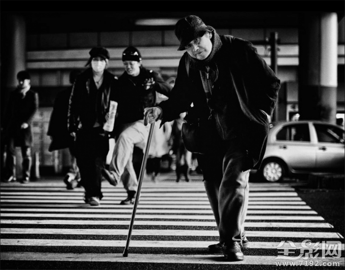 以独特的视角记录着城市角落发生的一切事件 以独特的视角写一篇游记