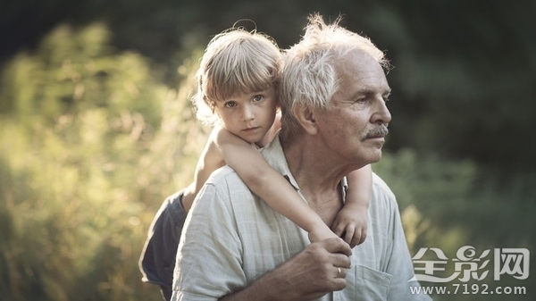 摄影师记录温馨的家庭影像怎么写 家庭摄影拍出有温度的日常图1