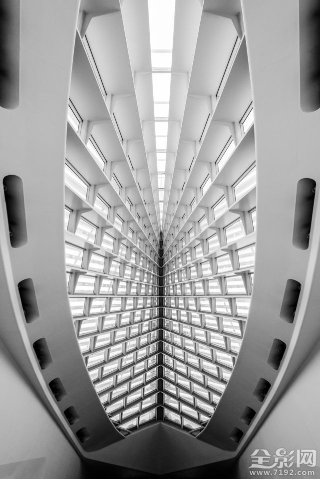 把高楼大厦拍出新感觉的句子 拍高楼大厦的说说图2