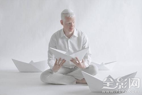 摄影师为白化病人拍唯美大片视频 白化病人拍的照片