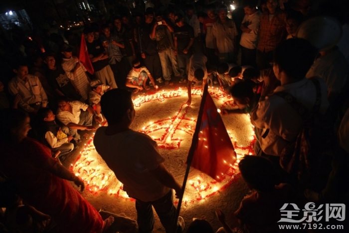 摄影师用镜头记录理想和现实间的鸿沟对吗 摄影师镜头下的我们的说说