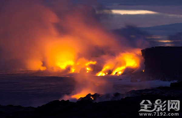 无人机拍摄火山喷发时意外坠落 无人机坠毁前拍摄的火山岩浆