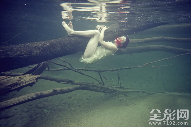 以废墟为背景拍摄黑暗风奇幻人像作品的电影 废墟摄影作品