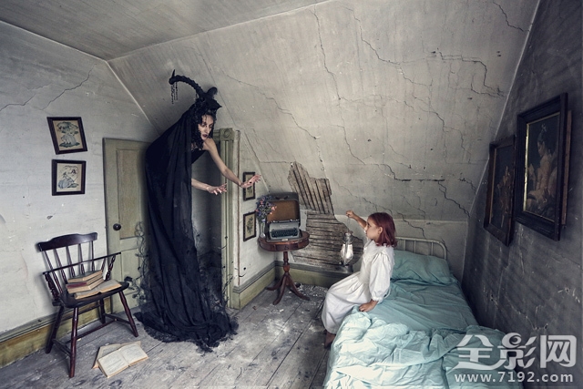 以废墟为背景拍摄黑暗风奇幻人像作品的电影 废墟摄影作品