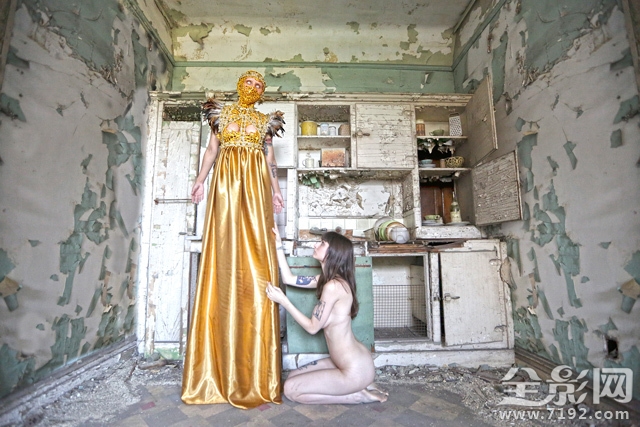 以废墟为背景拍摄黑暗风奇幻人像作品的电影 废墟摄影作品