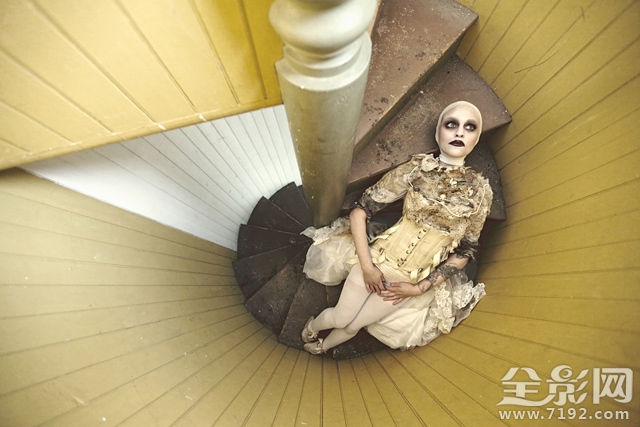 以废墟为背景拍摄黑暗风奇幻人像作品的电影 废墟摄影作品