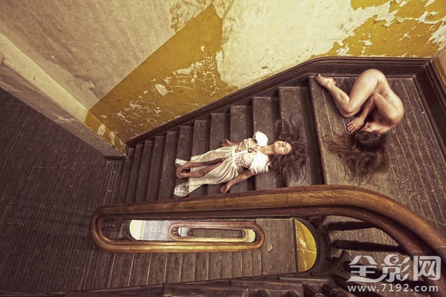 以废墟为背景拍摄黑暗风奇幻人像作品的电影 废墟摄影作品