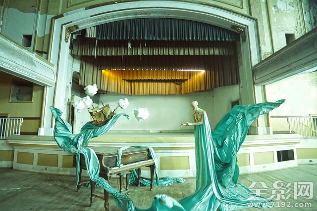 以废墟为背景拍摄黑暗风奇幻人像作品的电影 废墟摄影作品