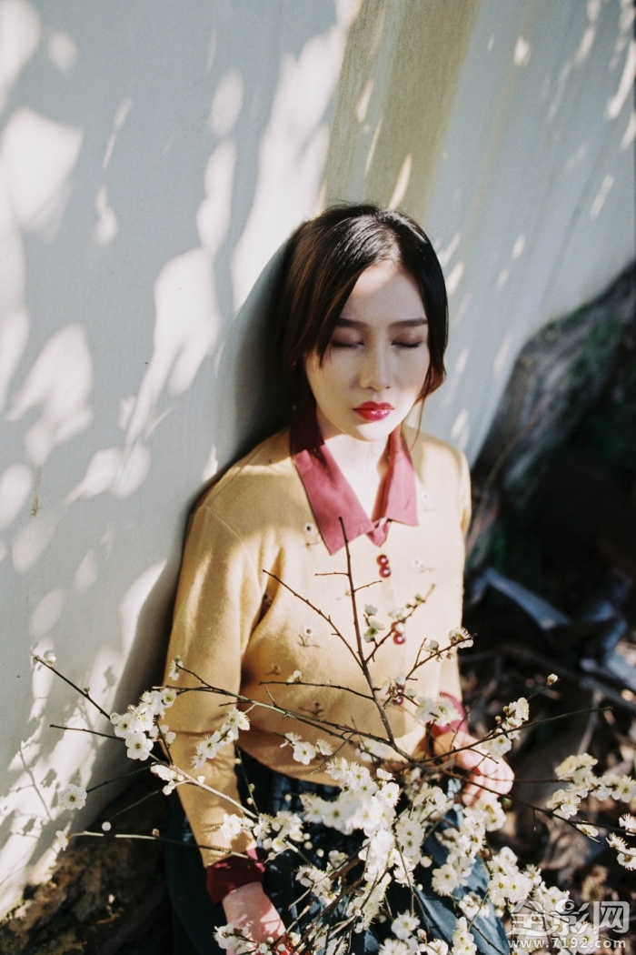 林深时见鹿,海蓝时见鲸,梦醒时见你 林深时见鹿,溪午不闻钟