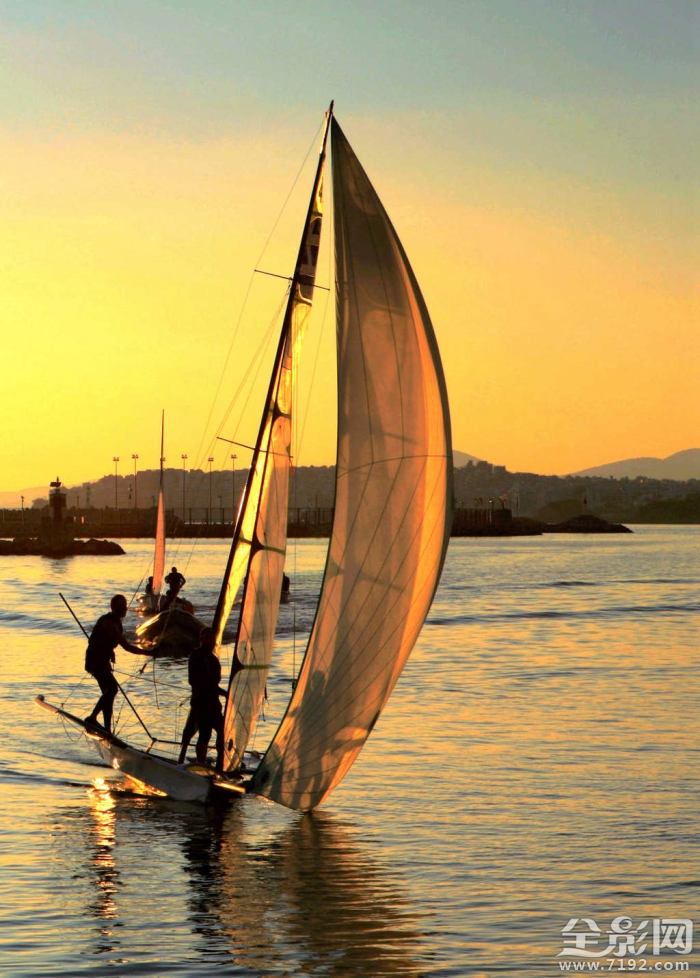 行走在蓝与白的天堂是什么歌 行走在蓝天白云间