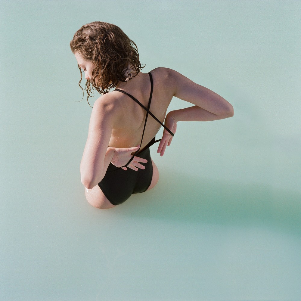 碧蓝海水图片 碧蓝之海衣服上的女孩是谁图3