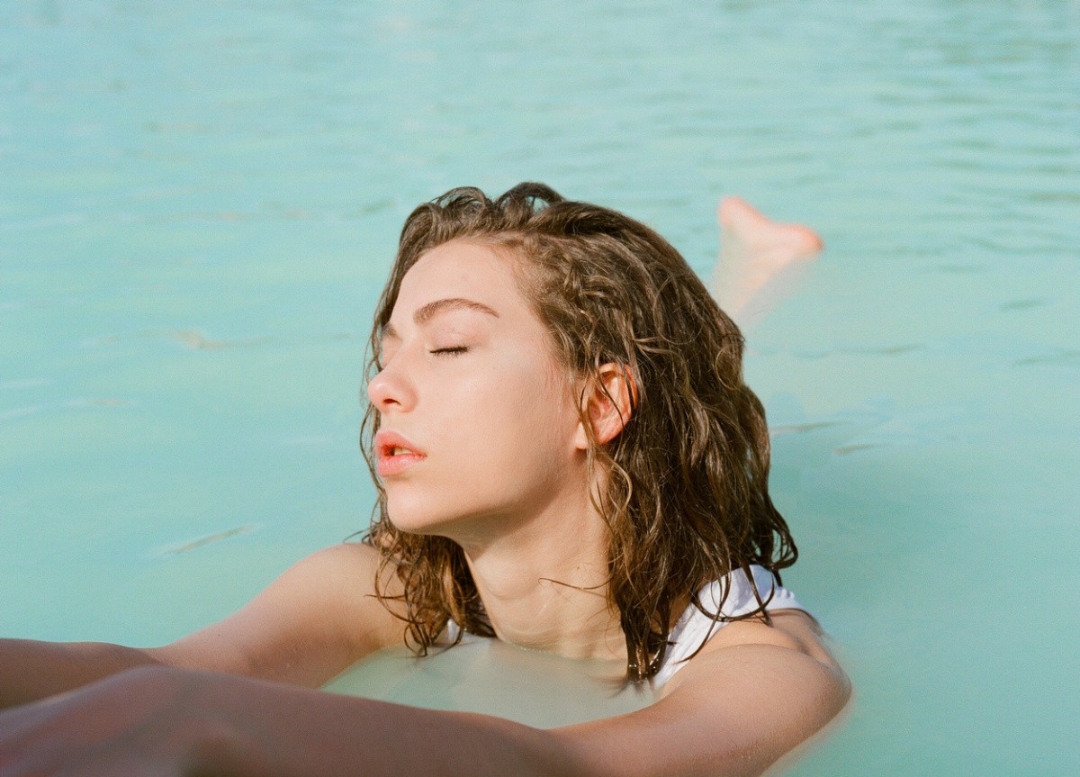 碧蓝海水图片 碧蓝之海衣服上的女孩是谁