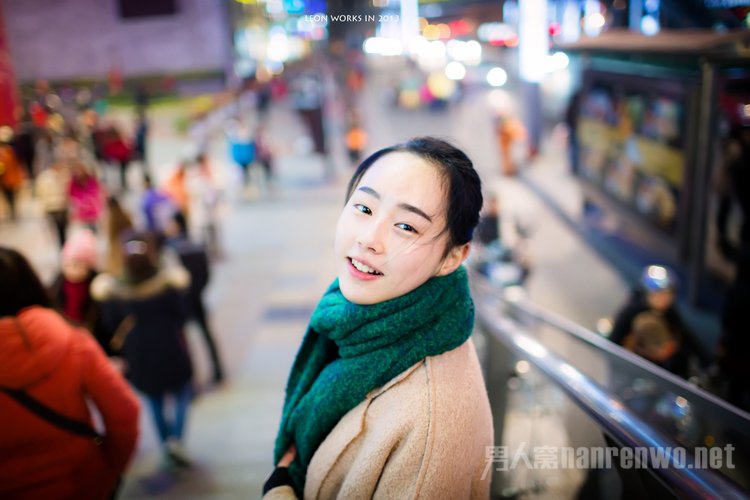 冬天夜景人像图片 冬天夜景视频无水印图2