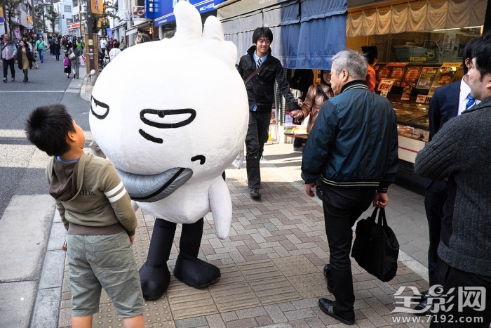 日本街头遇到的搞怪奇葩瞬间视频 日本街头搞笑视频