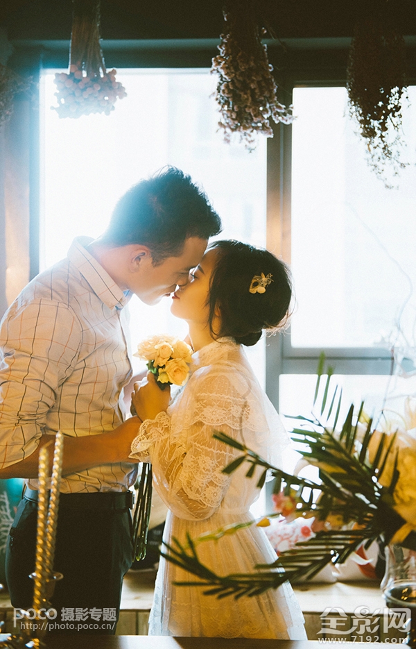 情侣拍照怎么摆姿势更自然 情侣拍照怎么拍好看姿势图3