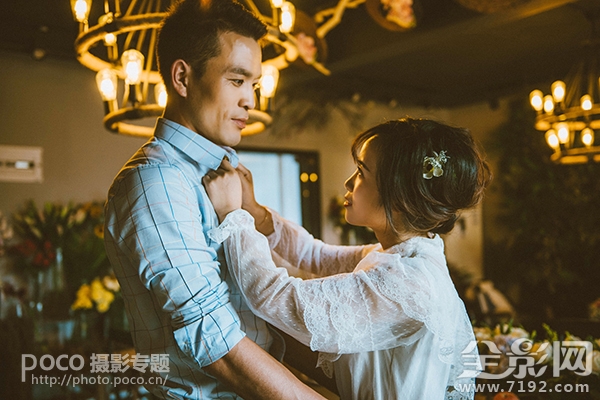 情侣拍照怎么摆姿势更自然 情侣拍照怎么拍好看姿势