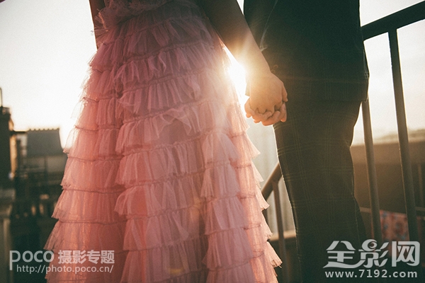 情侣拍照怎么摆姿势更自然 情侣拍照怎么拍好看姿势