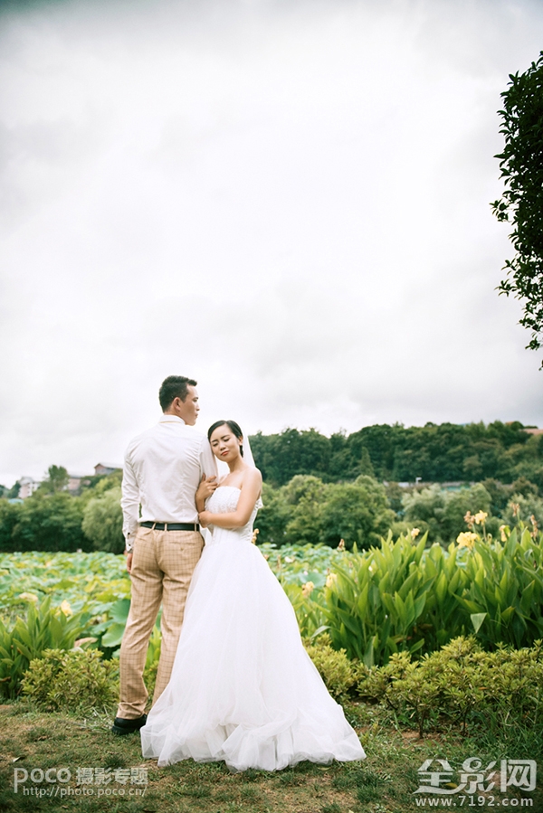 情侣拍照怎么摆姿势更自然 情侣拍照怎么拍好看姿势