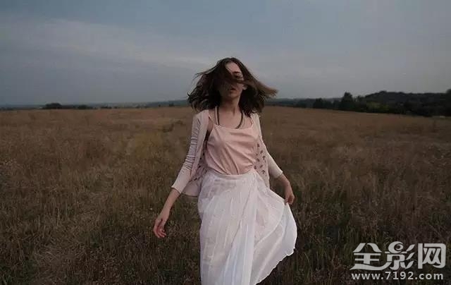 迷人的胶片人像摄影图片 迷人的摄影师图2