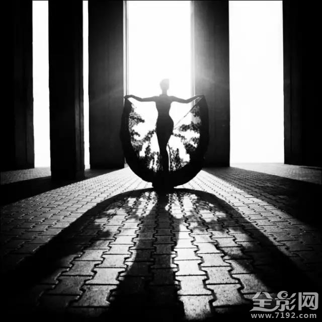 俄罗斯女摄影师黑白魅惑人像图片 俄国有名气女性摄影师照片图3