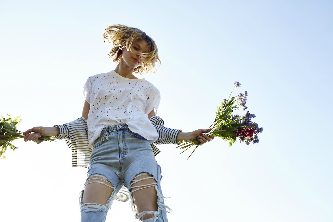 翘首盼春来的假日美人是谁 翘首盼佳音的意思