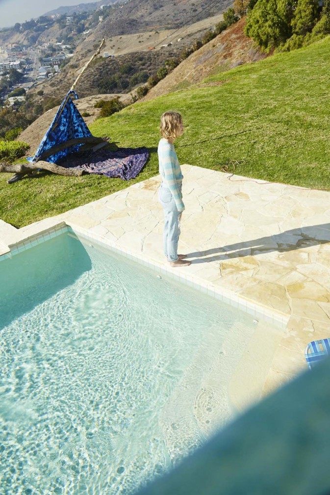 翘首盼春来的假日美人是谁 翘首盼佳音的意思