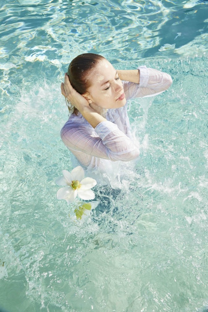 翘首盼春来的假日美人是谁 翘首盼佳音的意思