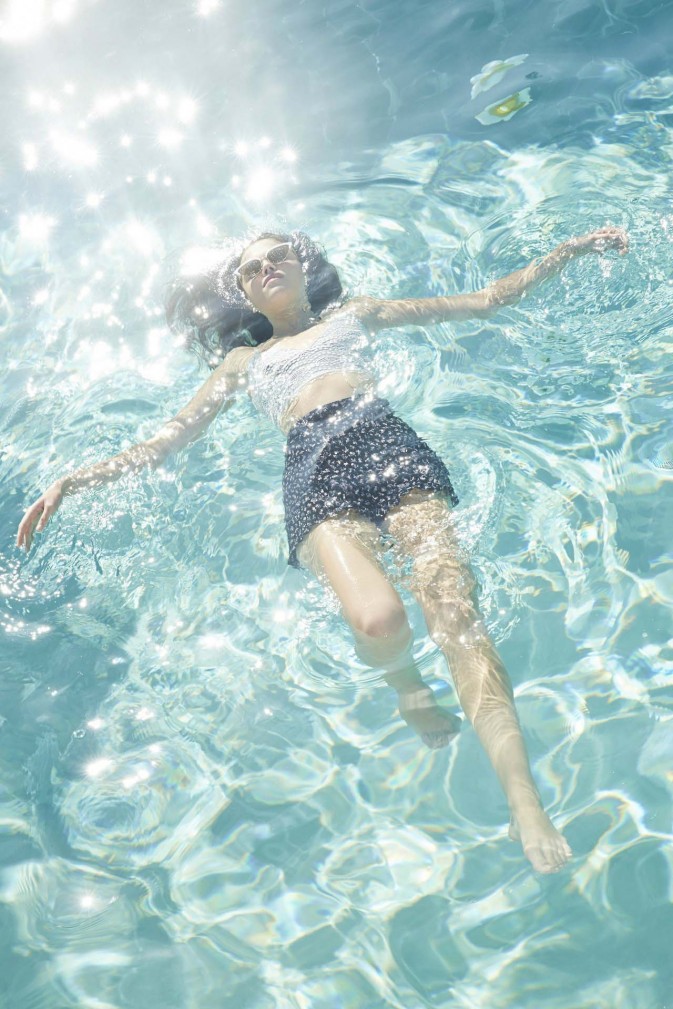 翘首盼春来的假日美人是谁 翘首盼佳音的意思