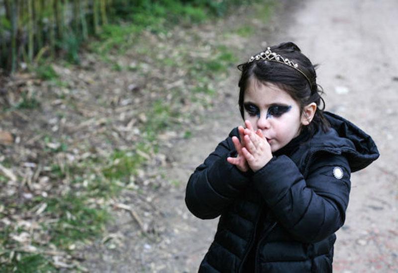 把女儿拍成了世界名画 把女儿打扮成妈妈喜欢的样子